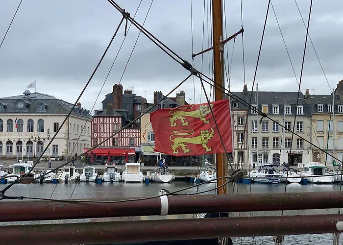 L'ecole Des Demoiselles